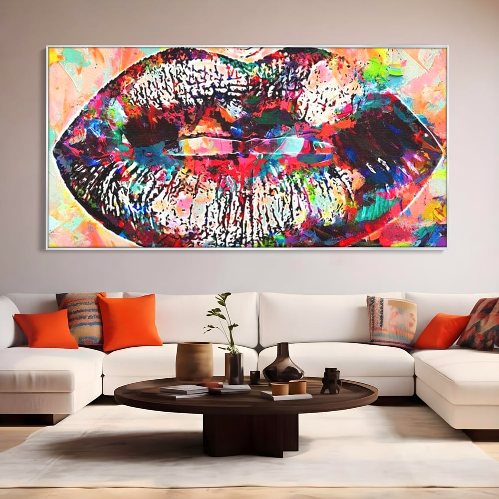 Tablou canvas cu tablou canvas cu buze pop art, in rama de aluminiu argintiu, pe perete intr-un living